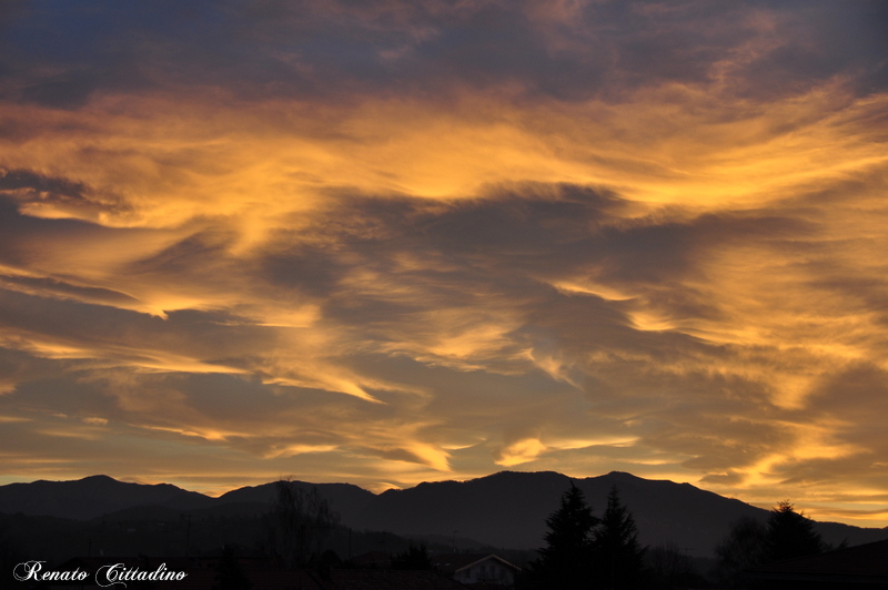 Alba fantastica sulle prealpi
