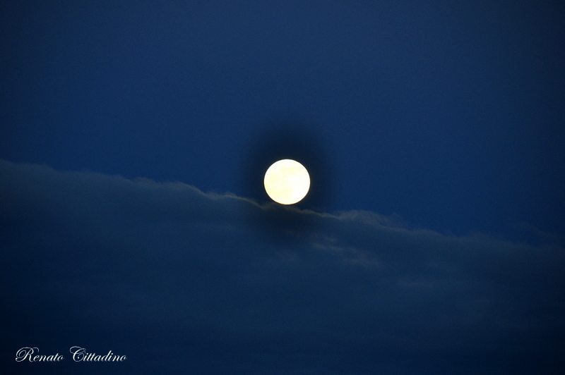 La Luna gioca sulle nuvole