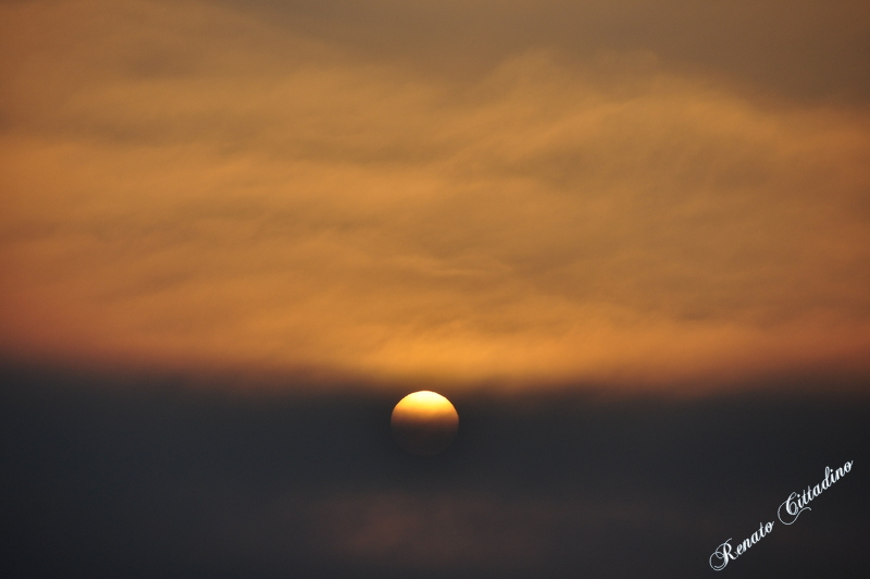 Il Sole avvolto nella nebbia
