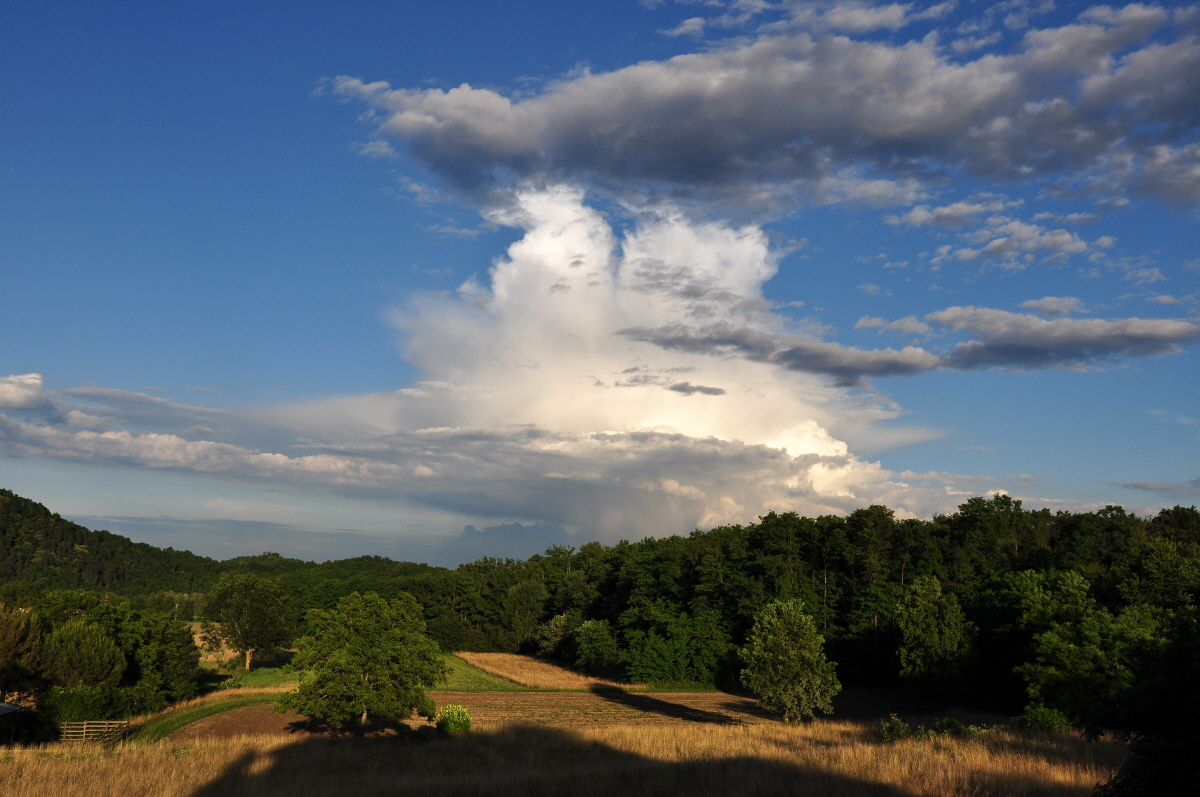 Cumulonimbus capillatus soprastante Altocumulus cumulogenitus