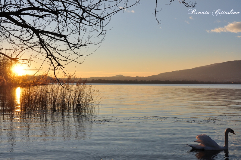 Tramonto sul lago di Pusiano